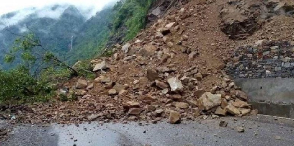 भारी वर्षाका कारण मध्यपहाडी लोकमार्ग अवरुद्ध