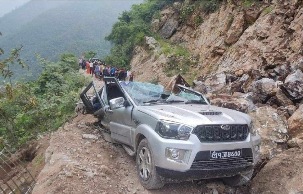 पहिरोले जीप पुर्दा पाल्पामा ३ जनाको मृत्यु, ८ जना घाइते 