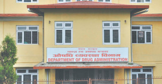 प्रतिजैविक औषधिको लेवलमा रातो धर्का राख्न निर्देशन