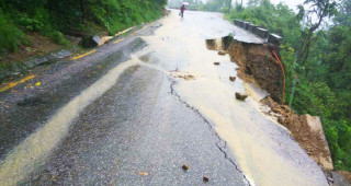 वर्षाका कारण भत्किए असारमा निर्माण भएका सडक 
