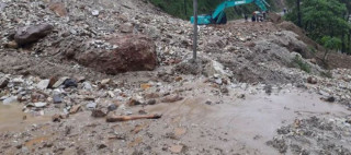 बाढीले मध्यपहाडी लोकमार्ग अवरुद्ध, यात्रु सडकमै अलपत्र