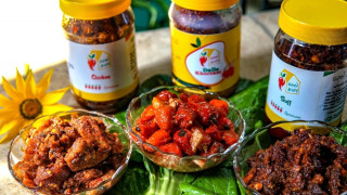 पर्यटकलाई कोसेलीसँगै आम्दानीको स्रोत बन्यो अचार, वार्षिक ६ लाख बढी आम्दानी