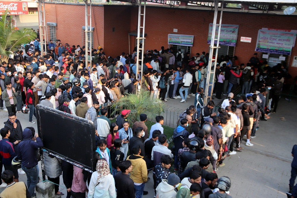 अग्रिम टिकट बुकिङका लागि बसपार्कमा भीड, २ दिनमा झण्डै ४० हजार लिए टिकट