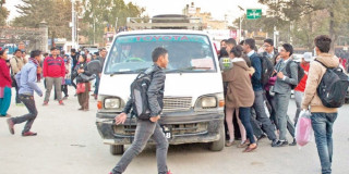 दसैँको मौका छोपी बढी भाडा लिने माइक्रो बसलाई कारबाही
