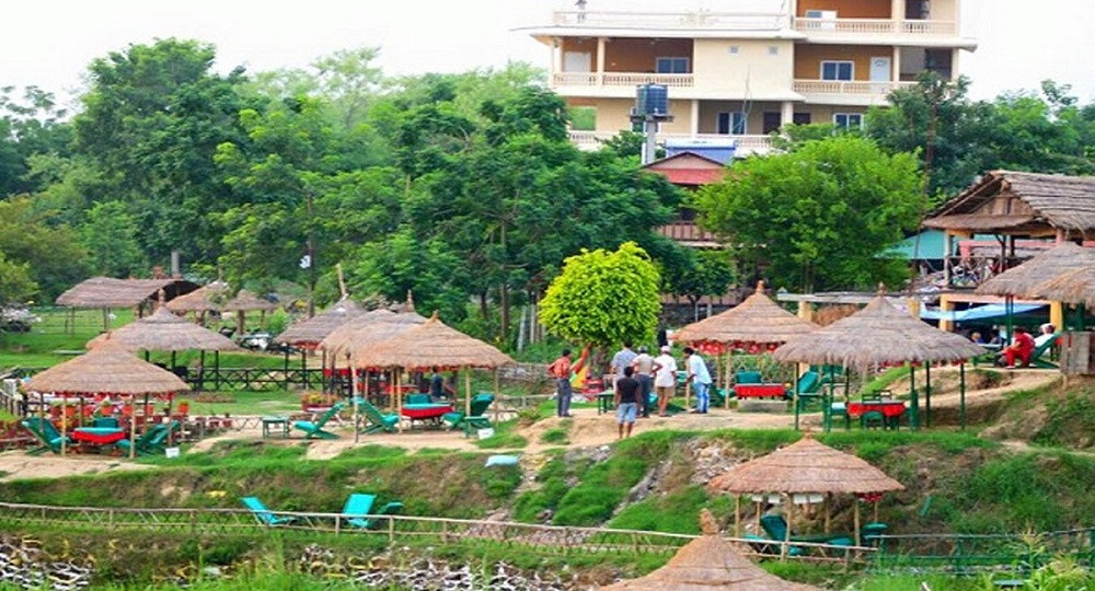 दसैँ बिदामा सौराहाका होटल भरिभराउ, व्यवसायी उत्साहित