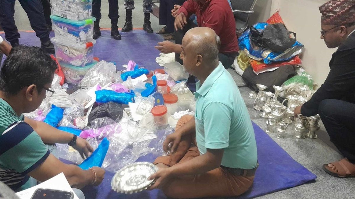 सुनचाँदी पसलमा प्रहरीको छापा, ४० केजी चाँदीसहित सञ्चालक पक्राउ