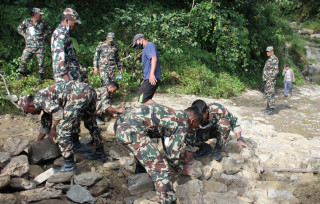 श्रमदानबाट सडक मर्मतमा सहयोग पुर्याउँदै सेना