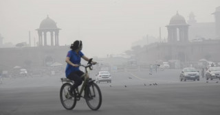 दिल्लीमा  बाक्लो कुहिरो र चिसोको कारण उडान  र रेल सेवा प्रभावित