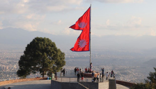 राष्ट्रिय झण्डा च्यात्न खोज्ने ११ जना पक्राउ