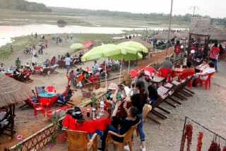 भ्यालेन्टाइन ‘डे’ लक्षित फुड फेष्टिवलमा सौराहाका होटल भरिभराउ, हात्ती सफारीमा पर्यटकको घुइँचो