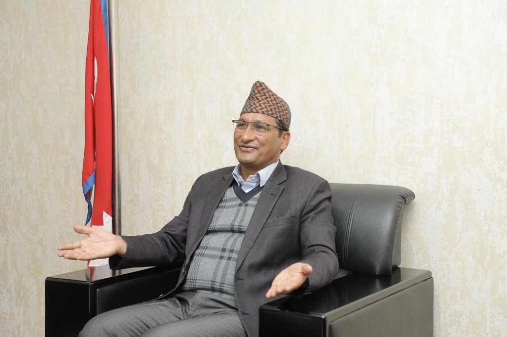 एक महिनाभित्र सबै भूकम्प प्रभावितलाई अस्थायी आवास उपलब्ध गराउँछौँ : मन्त्री बस्नेत