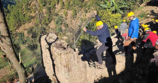 भूकम्प प्रभावित क्षेत्रमा आवास निर्माण गर्दै सांसद आचार्यको टोली