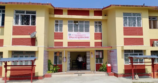 प्रशासकीय अधिकृतसहित १८ जनाविरुद्ध मुद्दा