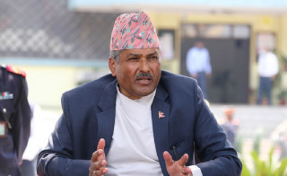 कुनै पनि बैंकहरु डुब्ने अवस्थामा छैनन्, राष्ट्र बैंकले बैंकिङ क्षेत्र ढल्न दिँदैन : गभर्नर अधिकारी