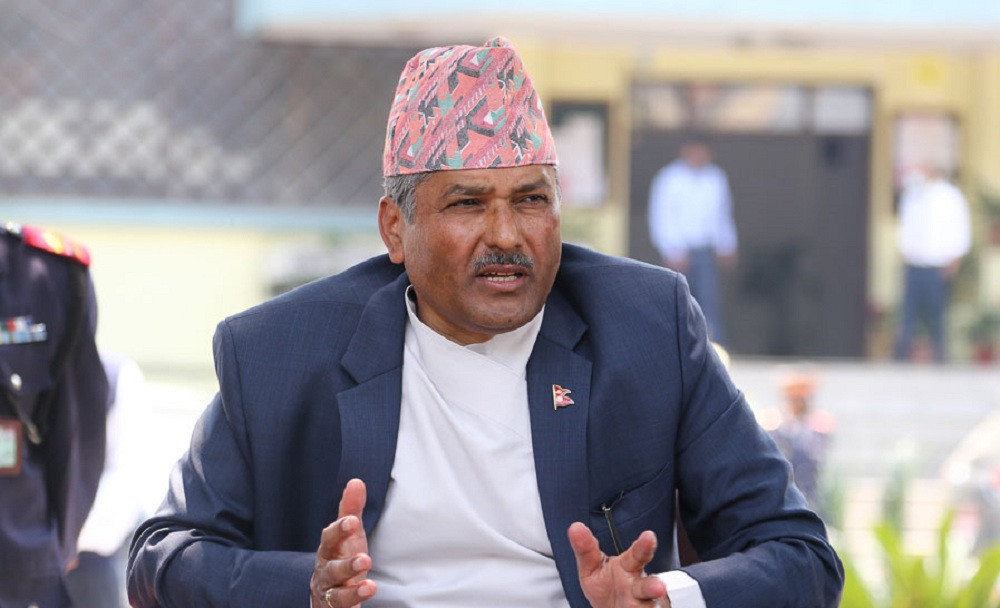 कुनै पनि बैंकहरु डुब्ने अवस्थामा छैनन्, राष्ट्र बैंकले बैंकिङ क्षेत्र ढल्न दिँदैन : गभर्नर अधिकारी