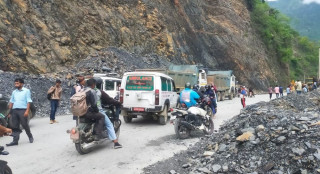 आजदेखि बेँसीसहर-चामे र मध्यपहाडी लोकमार्गमा सवारी सञ्चालनमा रोक