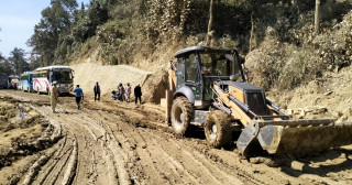 वर्षाका कारण नारायणगढ–बुटवल सडक खण्ड १७ घण्टादेखि अवरुद्ध