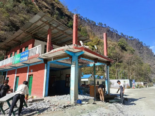 बेनी–जोमसोम–कोरला सडक आयोजना : तिप्ल्याङमा घरटहरा भत्काउन थालियो