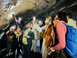 धुर्कोटको ‘विचित्र गुफा’मा पहिलो पटक पुगे १७ जना विदेशी पर्यटक