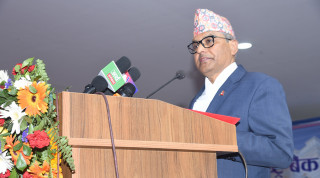 अधिक तरलता र घट्दो ब्याजदरले आर्थिक गतिविधि चलायमान हुने आधार बनेको छ : गभर्नर अधिकारी