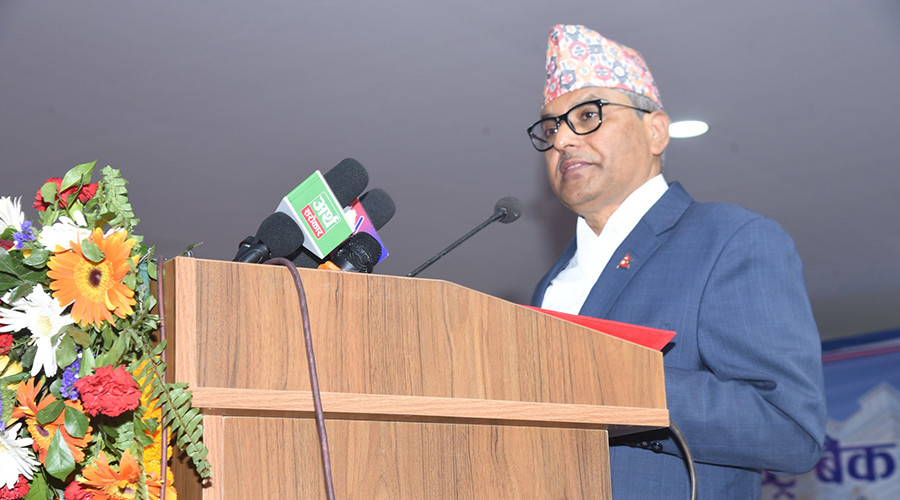 अधिक तरलता र घट्दो ब्याजदरले आर्थिक गतिविधि चलायमान हुने आधार बनेको छ : गभर्नर अधिकारी