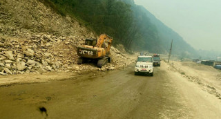 पुष्पलाल मध्यपहाडी लोकमार्ग : पर्वत खण्डको काम सकिएकाे ३ वर्ष पुग्दासमेत पुल नबन्दा यात्रा असहज