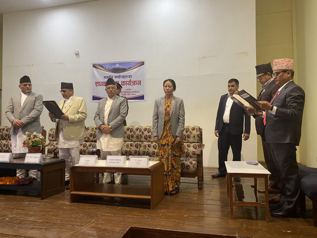 नवनियुक्त मन्त्रीद्वय राजीव गुरुङ र फणिन्द्र देवकोटाद्वारा शपथ
