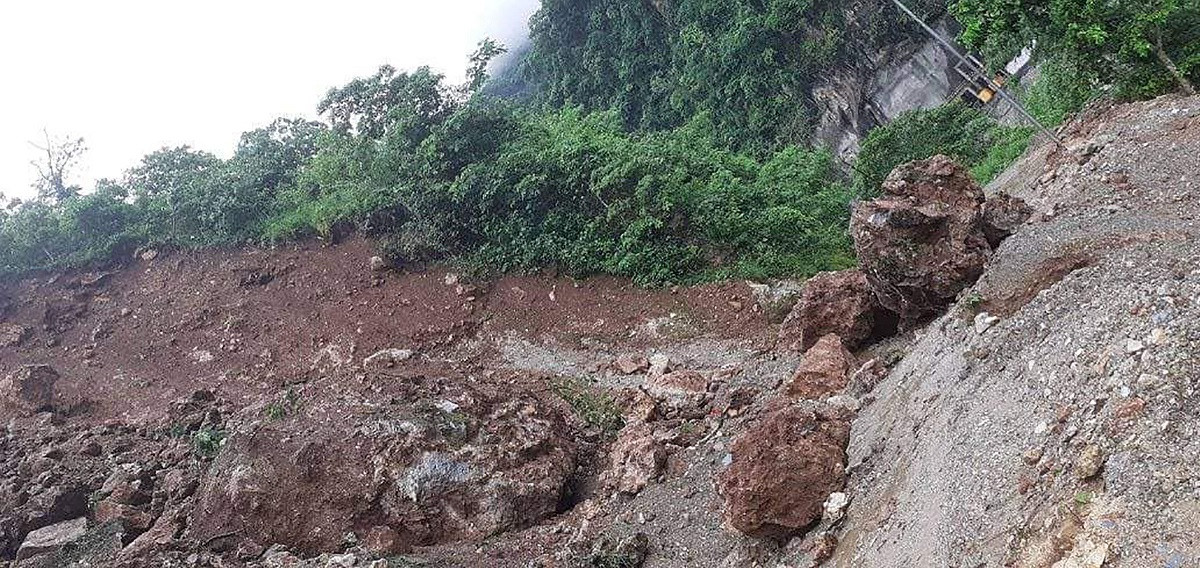 पहिरोले मध्यपहाडी लोकमार्ग अवरुद्ध