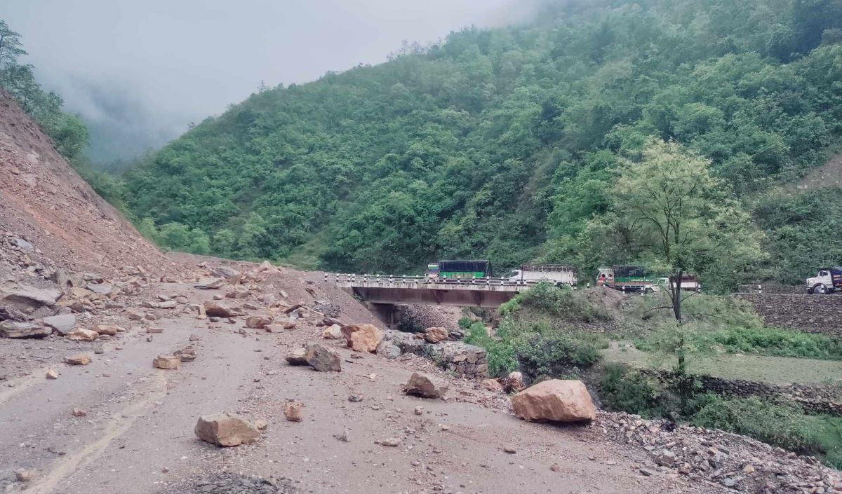 पहिरोका कारण मध्यपहाडी लोकमार्गमा अवरुद्ध