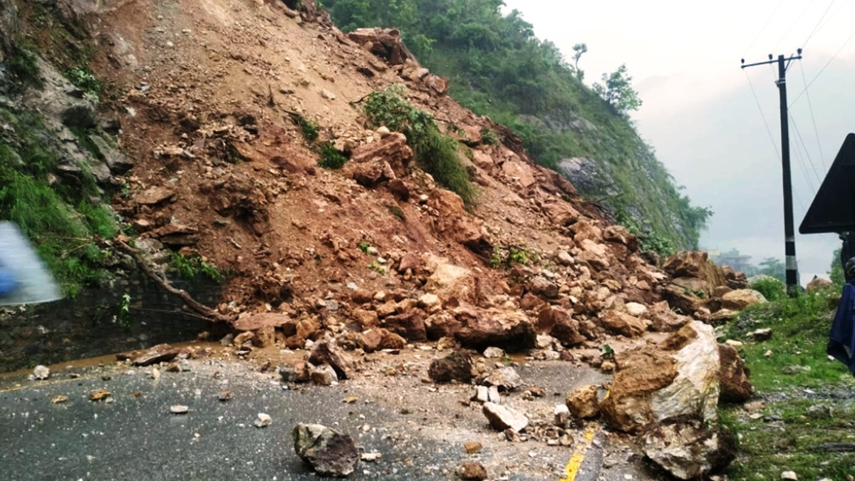 पहिरोले मध्यपहाडी लोकमार्ग लगायतका आधा दर्जन सडक अवरुद्ध