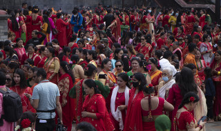 पशुपतिनाथ, डोलेश्वर लगायत शिवालयमा तीजका ब्रतालुको भीड