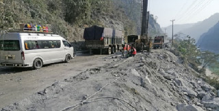 ट्रक पल्टिँदा अवरुद्ध नारायणगढ–मुग्लिन सडक एकतर्फि खुला