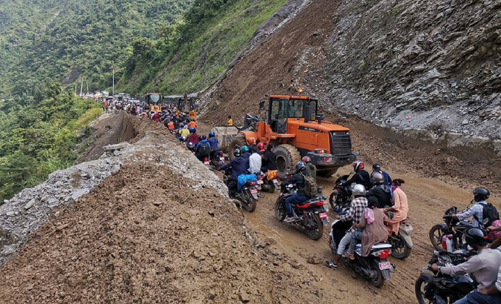 पहिरो र बाढीका कारण राति सवारीसाधन सञ्चालनमा रोक