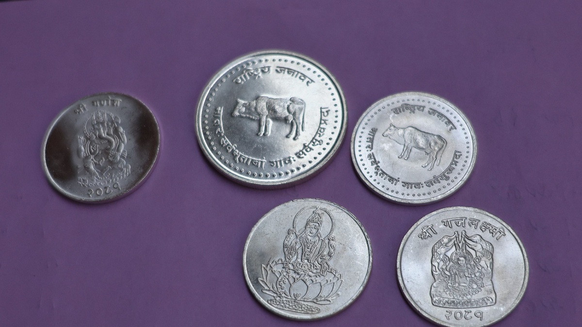 तिहार लक्षित गर्दै चाँदी सिक्का बिक्री सुरु, असर्फी भने मंगलबार मात्र