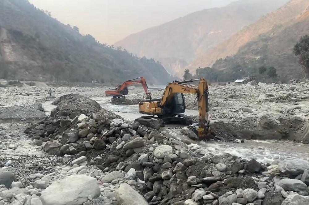 पहिरो र बाढीका कारण देशका विभिन्न राजमार्ग अवरुद्ध