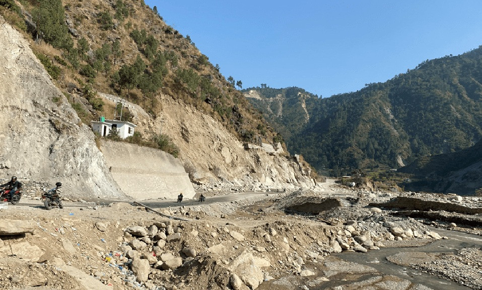 बिपी राजमार्गको क्षतिग्रस्त खण्ड स्थायी रूपमा पुनर्निर्माण गरिँदै, ठेक्का आह्वान