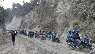 पहिराले मध्यपहाडी लोकमार्ग अवरुद्ध
