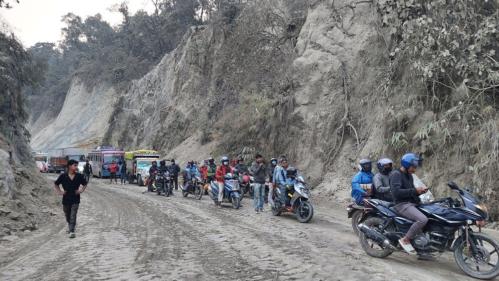 पहिराले मध्यपहाडी लोकमार्ग अवरुद्ध