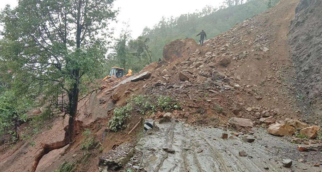 बाढी पहिरोले पाँच सडक पूर्ण रुपमा अबरुद्ध