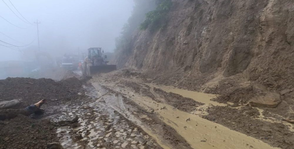 वर्षाका कारण देशभरका आठ राजमार्ग अवरुद्ध