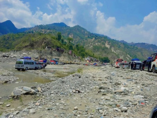 पहिरो र बाढीले विभिन्न सडकमा यातायात प्रभावित