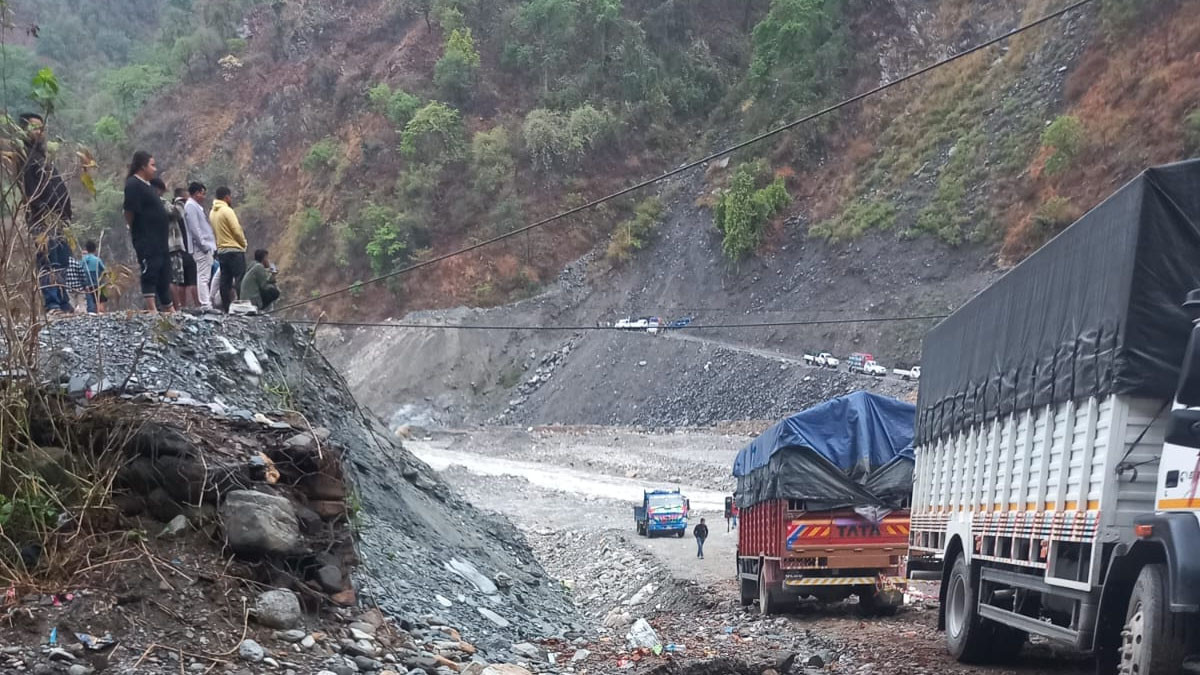 पहिरोका कारण कान्तिलोकपथ अवरुद्ध