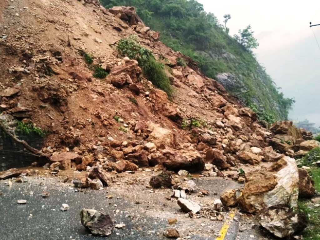 पहिराले उदयपुरका ग्रामीण सडक अवरुद्ध