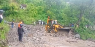 बाढी–पहिरोले देशभरका राजमार्ग प्रभावित, विभिन्न सडकखण्डमा यातायात अवरुद्ध