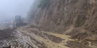 वर्षाले नारायणघाट बुटवल खण्ड पूर्णरुपमा अवरुद्ध, वैकल्पिक सडक प्रयोग गर्न आग्रह