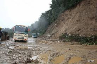 छ स्थानमा राजमार्ग अवरुद्ध, चार ठाउँमा एकतर्फी यातायात सञ्चालन