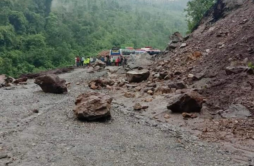 कर्णाली राजमार्ग अवरुद्ध, साढे दुई करोडको स्याउ बाटोमै