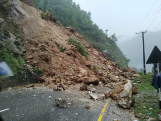 देशका विभिन्न राजमार्ग र सडक खण्डमा अझै यातायात अवरुद्ध, अझै पुर्ण रुपमा अवरुद्ध छन् यी सडक