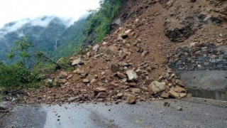 पहिराले मेची राजमार्ग  अवरुद्ध, चार जिल्लावासी प्रभावित