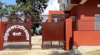 बैतडीमा सरकारी सुविधा लिन  उद्योग दर्ता, नपाउँदा बन्द